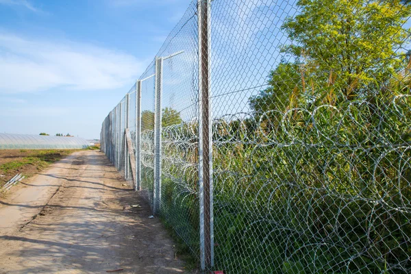 A kerítés, védi a határt Magyarország és Szerbia között — Stock Fotó