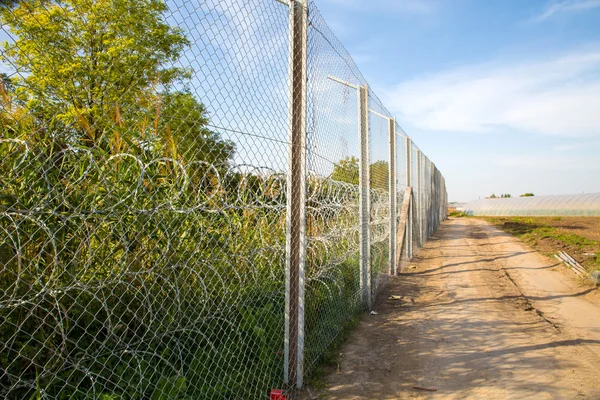 La clôture protégeant la frontière entre la Hongrie et la Serbie — Photo