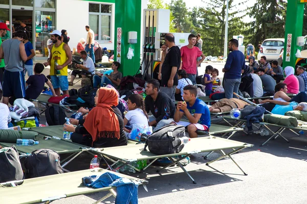 Refugees stranded at a Gas station in Beli Manastir in Croatia — Stock Photo, Image