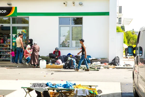Refugiados presos num posto de gasolina em Beli Manastir, na Croácia — Fotografia de Stock