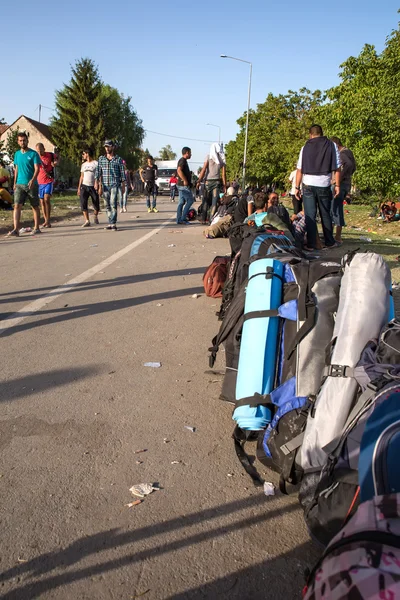 Tovarnik での難民の行を待っています。 — ストック写真