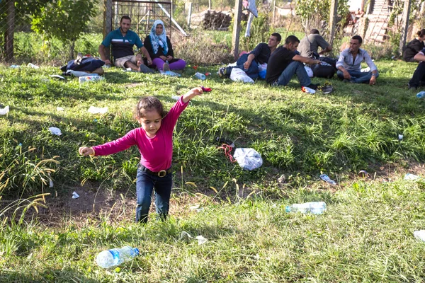 Criança refugiada brincando em Tovarnik — Fotografia de Stock
