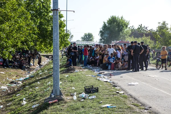 Tovar에 피난민의 대기 줄의 끝을 지키는 경찰 — 스톡 사진