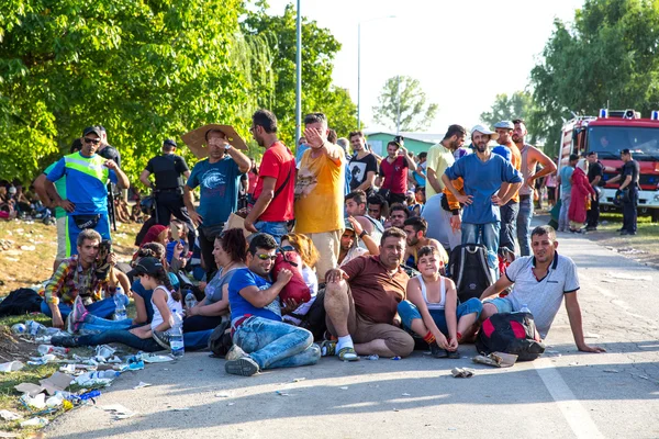 Refugiados esperando más transporte en Tovarnik — Foto de Stock