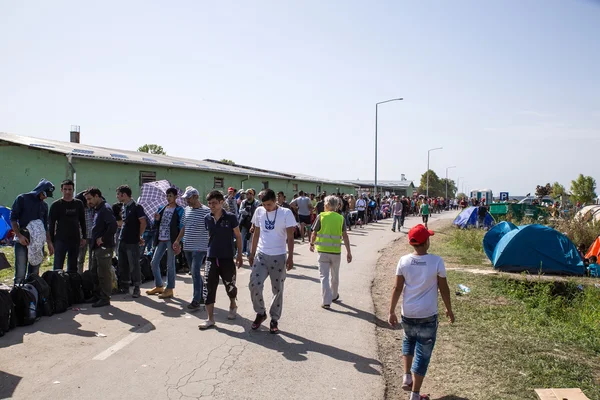 Προσφύγων που σχηματίζουν μια γραμμή αναμονής σε Tovarnik — Φωτογραφία Αρχείου