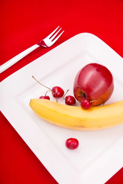 Teller mit Früchten — Stockfoto