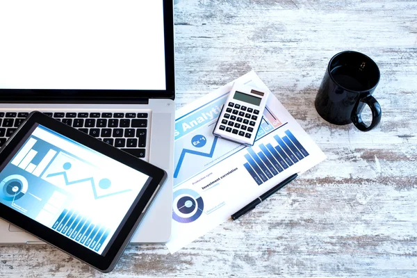 Business Analytics met een Tablet-Pc en een Laptop — Stockfoto