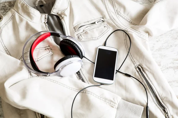 Smartphone Música e jaqueta branca — Fotografia de Stock