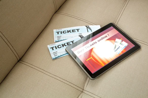Αγοράστε εισιτήρια κινηματογράφου σε απευθείας σύνδεση με ένα Tablet Pc — Φωτογραφία Αρχείου