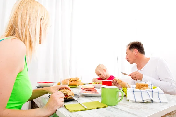 Familie ontbijten — Stockfoto