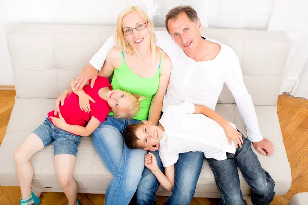 Gelukkige familie op de Bank — Stockfoto