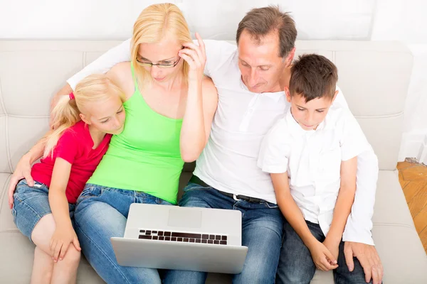 Gelukkige familie op de Bank — Stockfoto