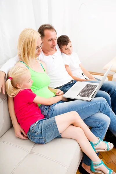 Gelukkige familie op de Bank — Stockfoto