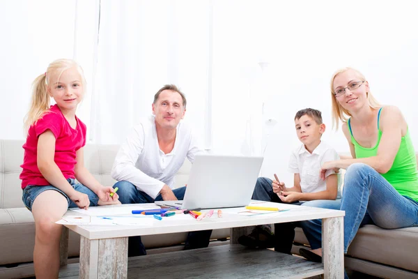 Familia feliz en casa — Foto de Stock