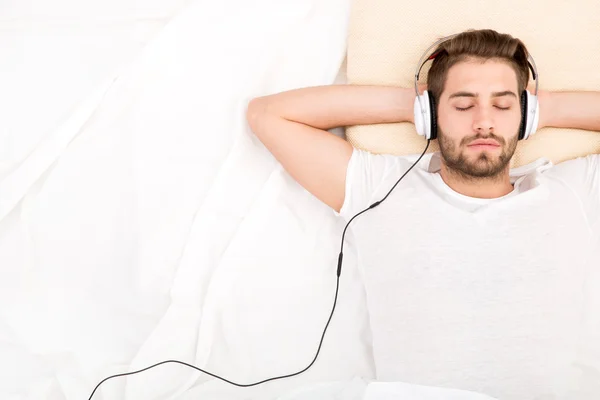 Retrato de jovem com fones de ouvido — Fotografia de Stock