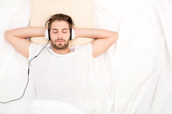 Retrato de jovem com fones de ouvido — Fotografia de Stock