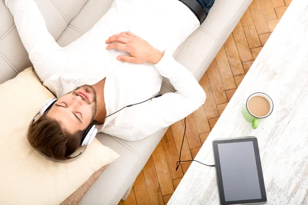 Joven escuchando música —  Fotos de Stock