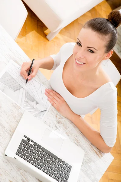 Woman drawing a blueprint — Stock Photo, Image