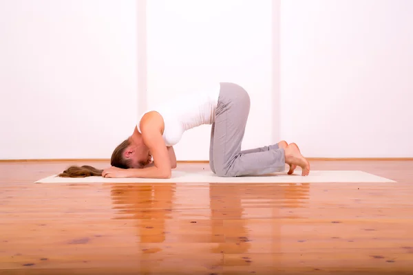 Kobieta ćwicząca jogę w studio — Zdjęcie stockowe