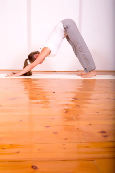 Mulher praticando Yoga em um estúdio — Fotografia de Stock