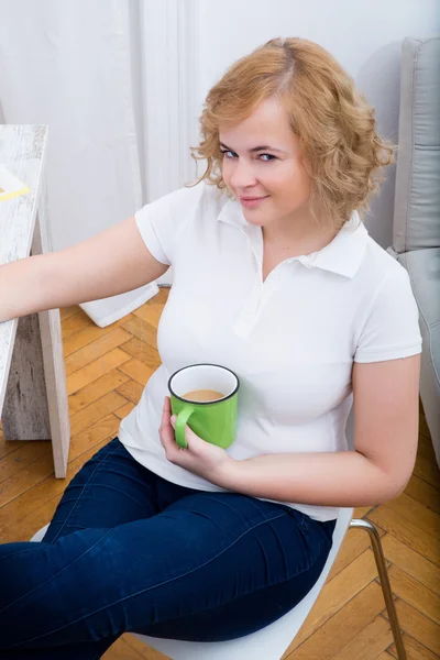 Vrouw in het thuiskantoor — Stockfoto