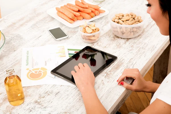 Młoda piękna kobieta z komputera typu Tablet w domu — Zdjęcie stockowe