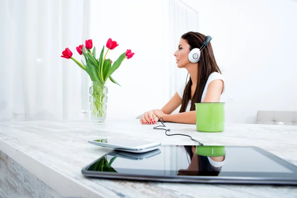 Jonge mooie vrouw luisteren naar audio — Stockfoto