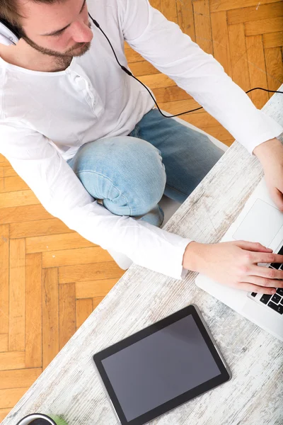 Arbeitender Mann, der zu Hause arbeitet — Stockfoto