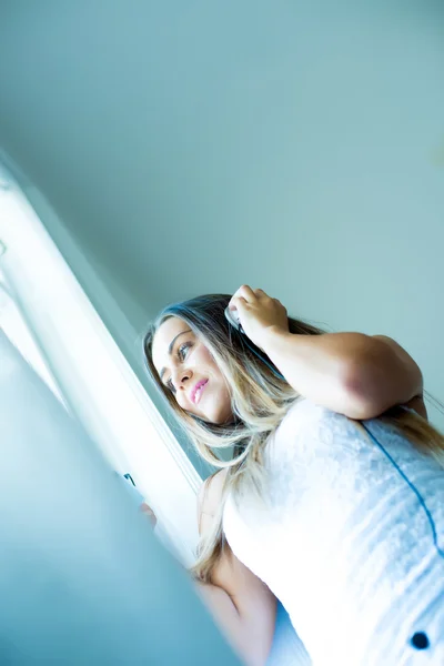 Hermosa joven escuchando música en los auriculares — Foto de Stock