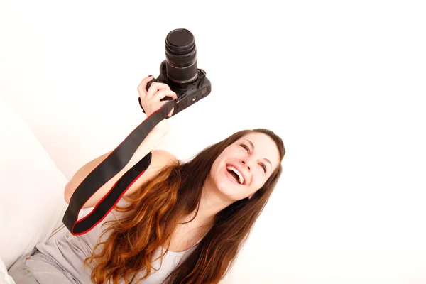 Leker med kameran i sängen — Stockfoto