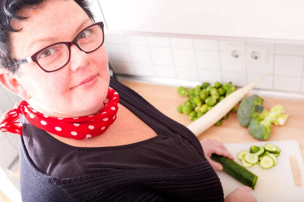 Mulher corte de legumes — Fotografia de Stock