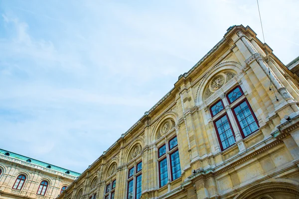 Fasade av den historiske operaen i Wien – stockfoto