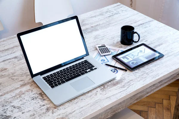 Ein Schreibtisch im Büro — Stockfoto