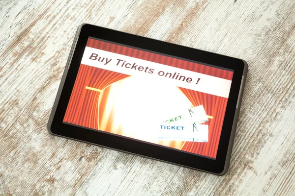 Koop film Tickets online met een Tablet Pc — Stockfoto