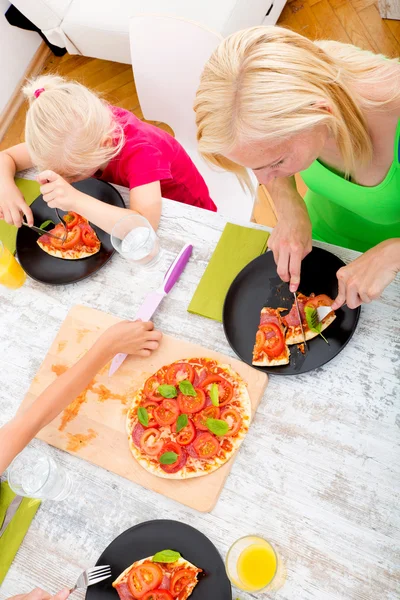 Familie pizza eten — Stockfoto