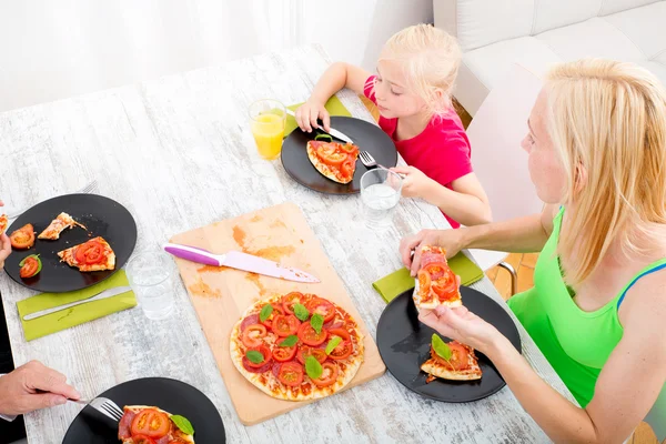 Familie pizza eten — Stockfoto