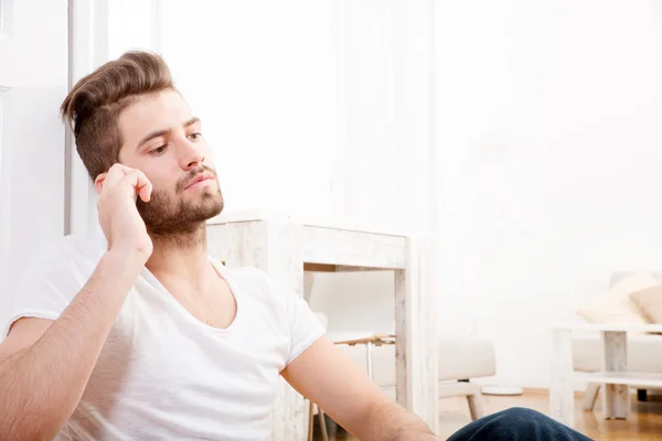 Retrato de joven adulto usar teléfono — Foto de Stock