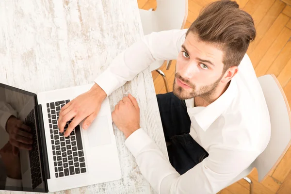 Jovem com um computador portátil — Fotografia de Stock