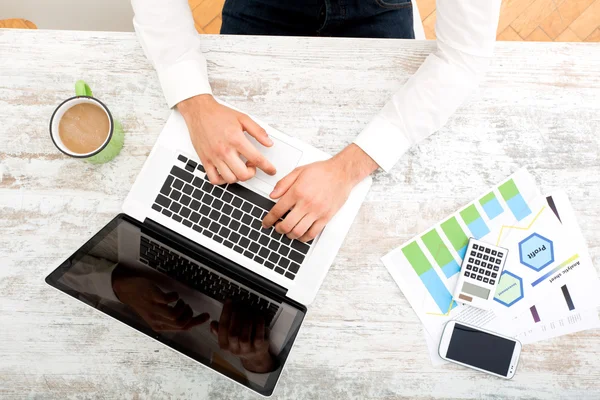 Junger Mann mit Laptop — Stockfoto