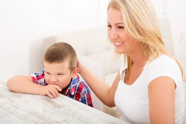 Moeder en kinderen met een Tablet Pc — Stockfoto