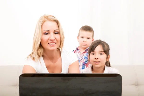 Mother with her Kids using a Laptop computer — Stock Photo, Image