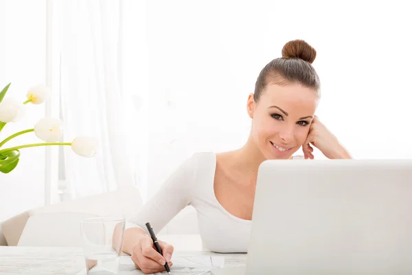 Woman drawing a building — Stock Photo, Image