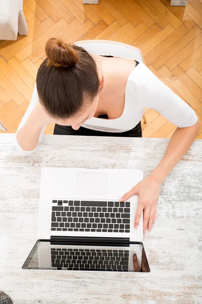 Arbeiten am Laptop — Stockfoto