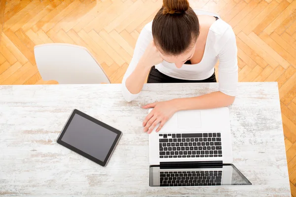 Werken op de laptop — Stockfoto