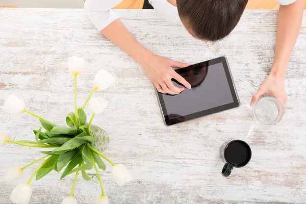 Schöne junge Frau arbeitet — Stockfoto