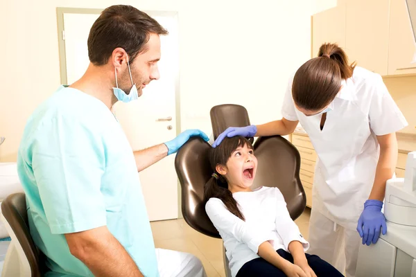 Petite fille chez le dentiste — Photo