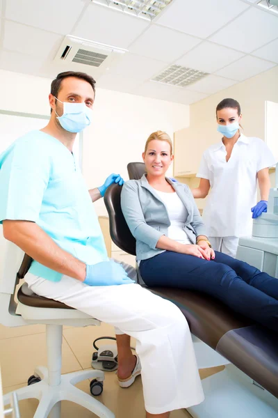 Erwachsene Frau lässt sich beim Zahnarzt untersuchen — Stockfoto