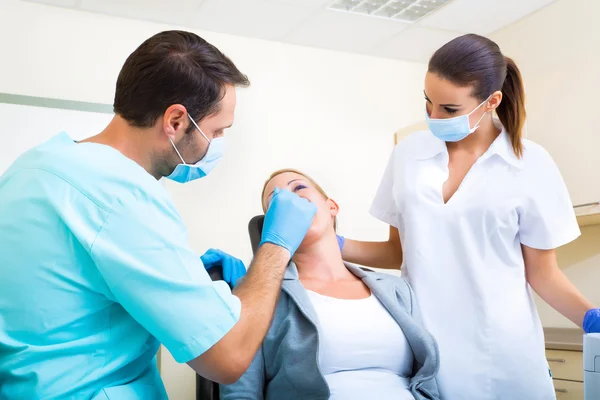 Vuxen kvinna att få hennes checkup hos tandläkaren — Stockfoto