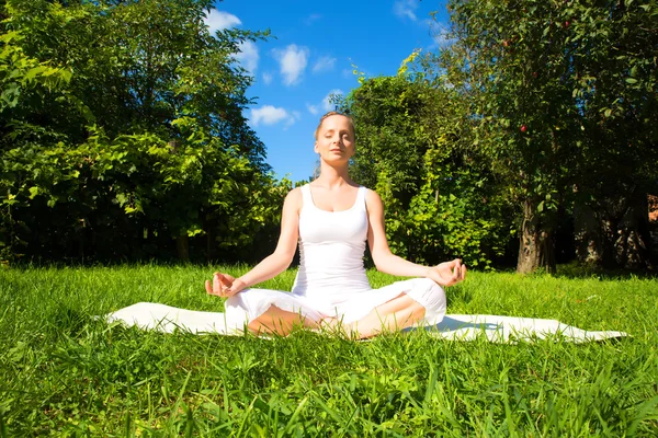 Meditando en el parque — Stockfoto