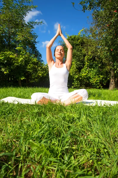 Meditando en el parque — Stockfoto